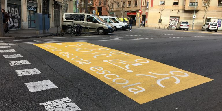 Advertencia de cercanía de un centro escolar sobre el asfalto / METRÓPOLI - RP