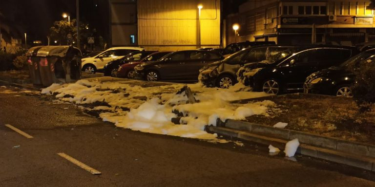 Algunos de los coches quemados tras la intervención de los bomberos este martes en L'Hospitalet / @SplCme