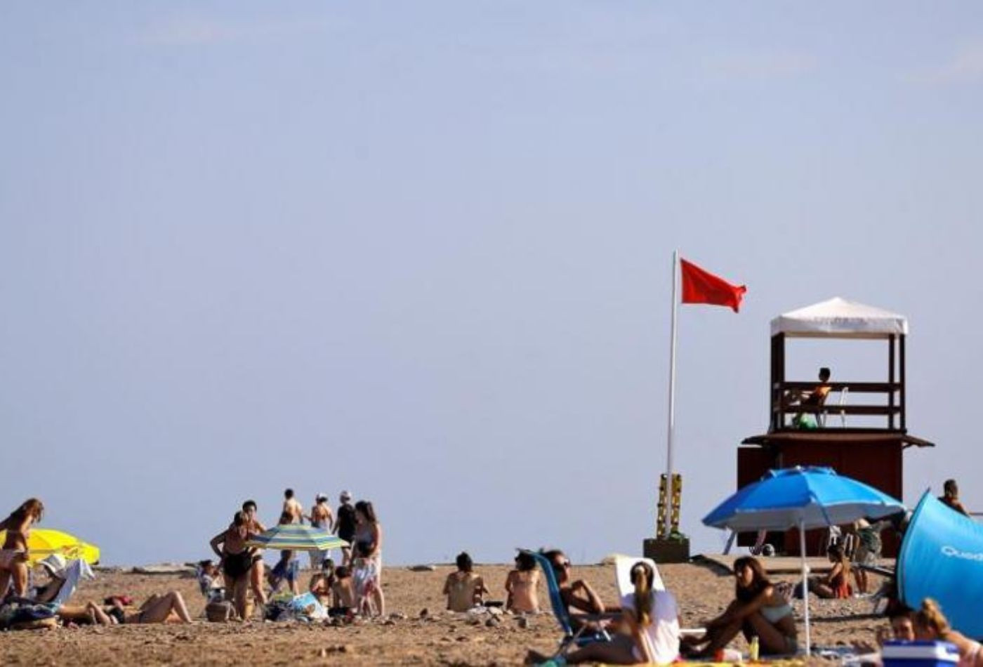 Bandera roja en una playa en una imagen de archivo / EFE