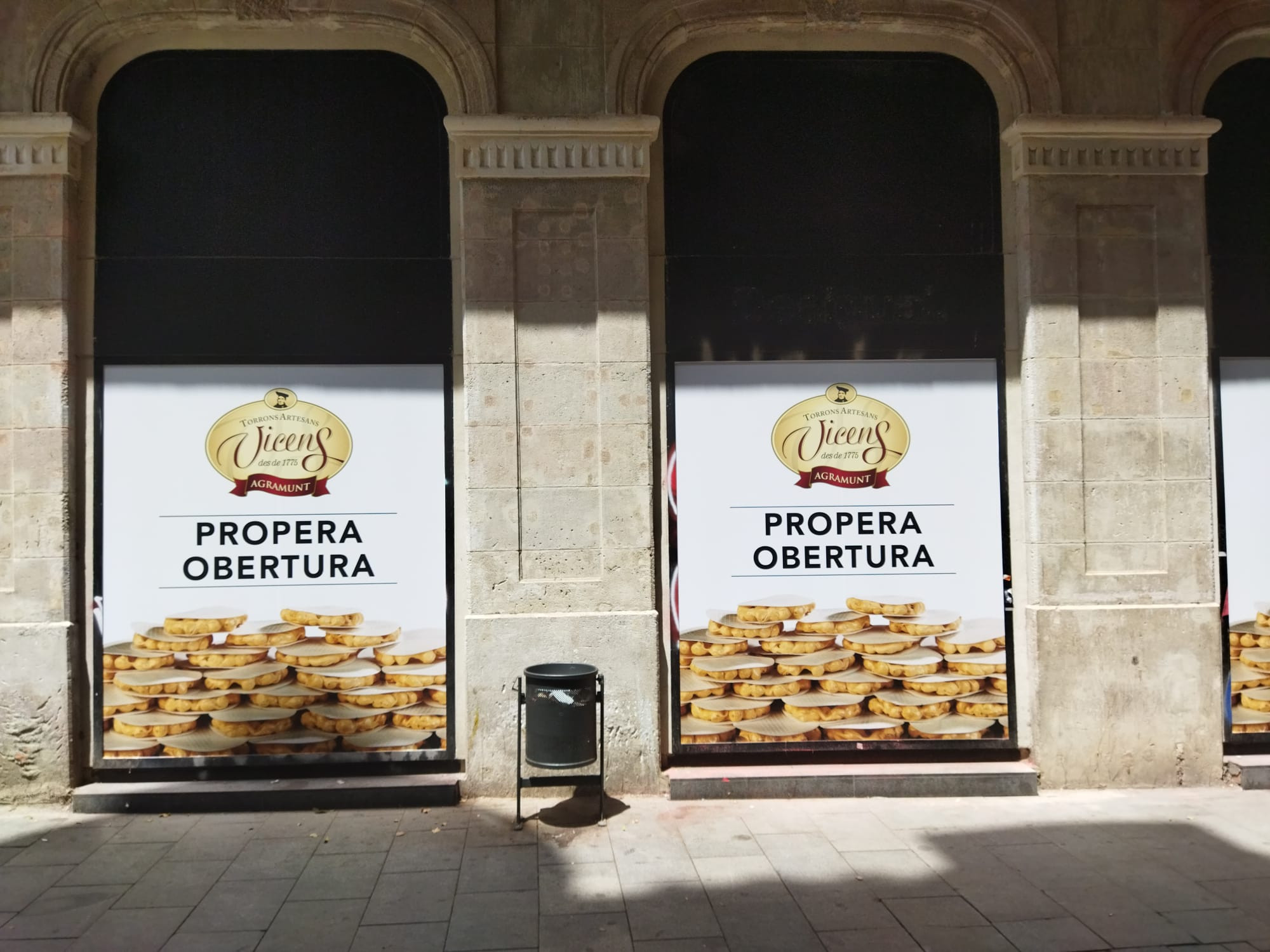 Un cartel de Torrons Vicens, en la calle de Santa Anna, junto a la Rambla / METRÓPOLI - JORDI SUBIRANA