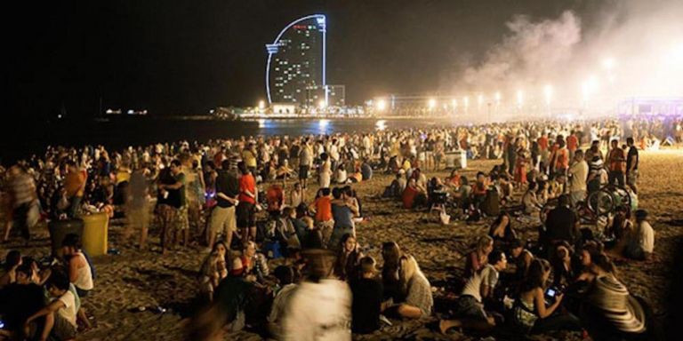 Una foto de archivo de la verbena de San Juan en una playa de Barcelona