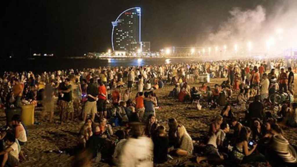 Una foto de archivo de la verbena de San Juan en una playa de Barcelona