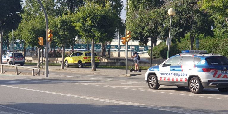 Vehículos de los Mossos d'Esquadra y del SEM en el lugar de los hechos durante la mañana de este jueves / CEDIDA 