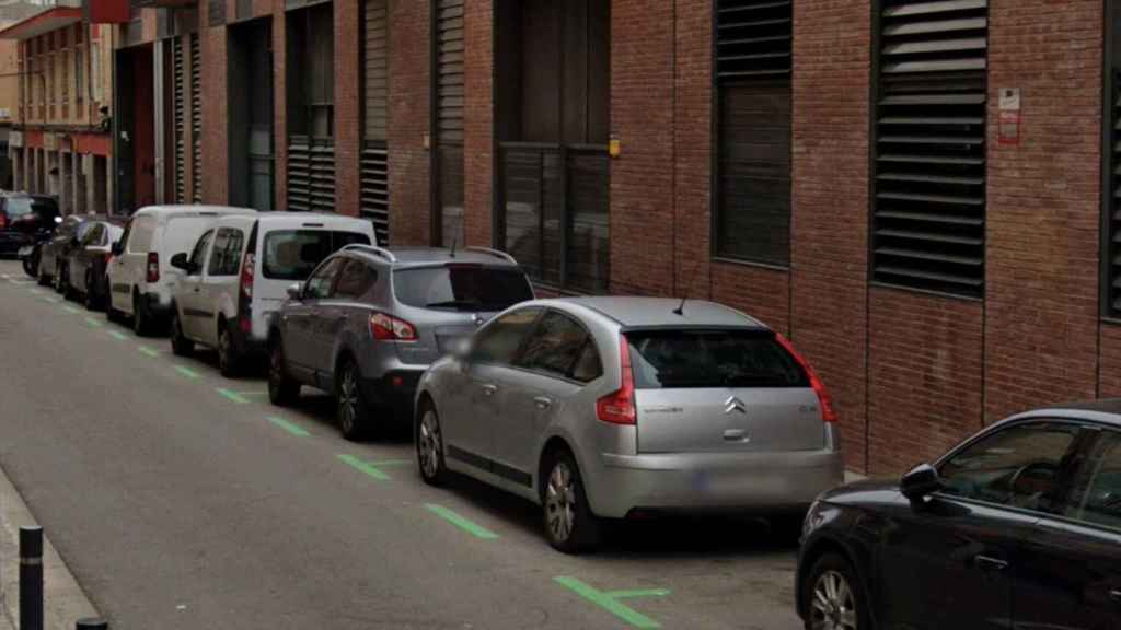 Vehículos estacionados en la calle de Cortit, que sufrirá una pacificación / GM