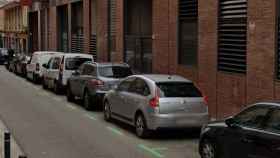 Vehículos estacionados en la calle de Cortit, que sufrirá una pacificación / GM