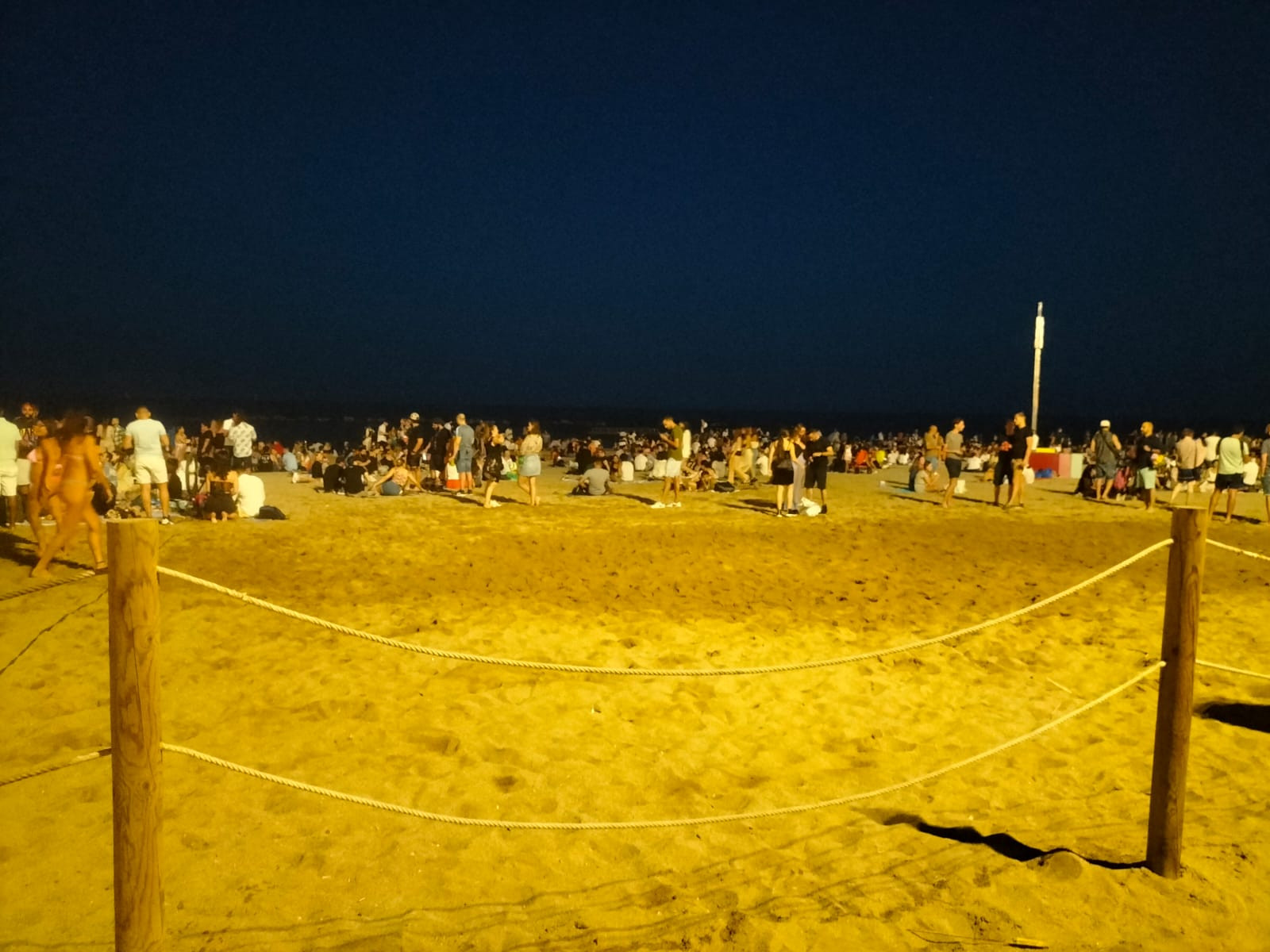 La playa de la Barceloneta esta noche de Sant Joan / METRÓPOLI