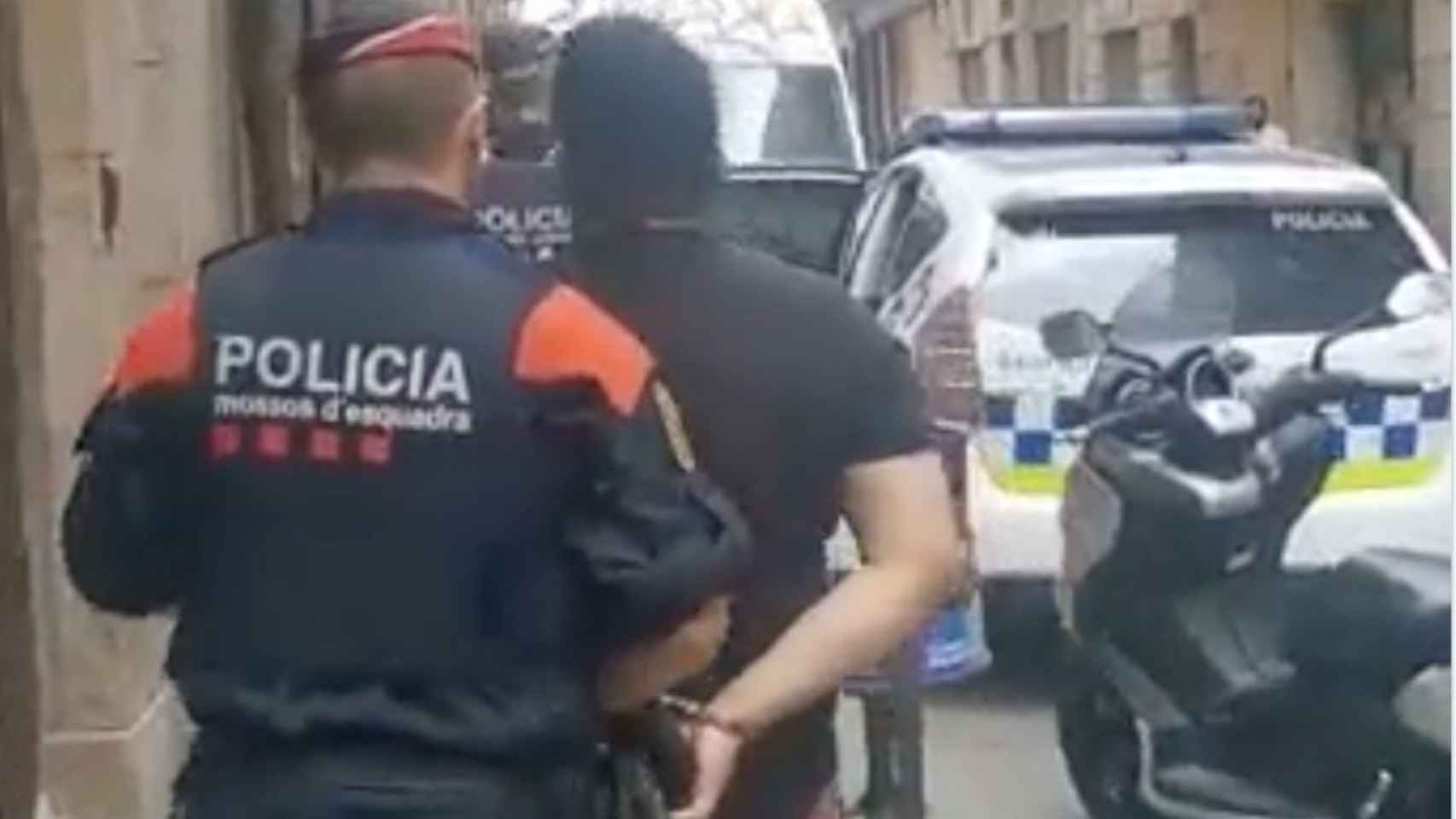 Una de las detenciones realizadas en el Raval por tráfico de drogas / MOSSOS