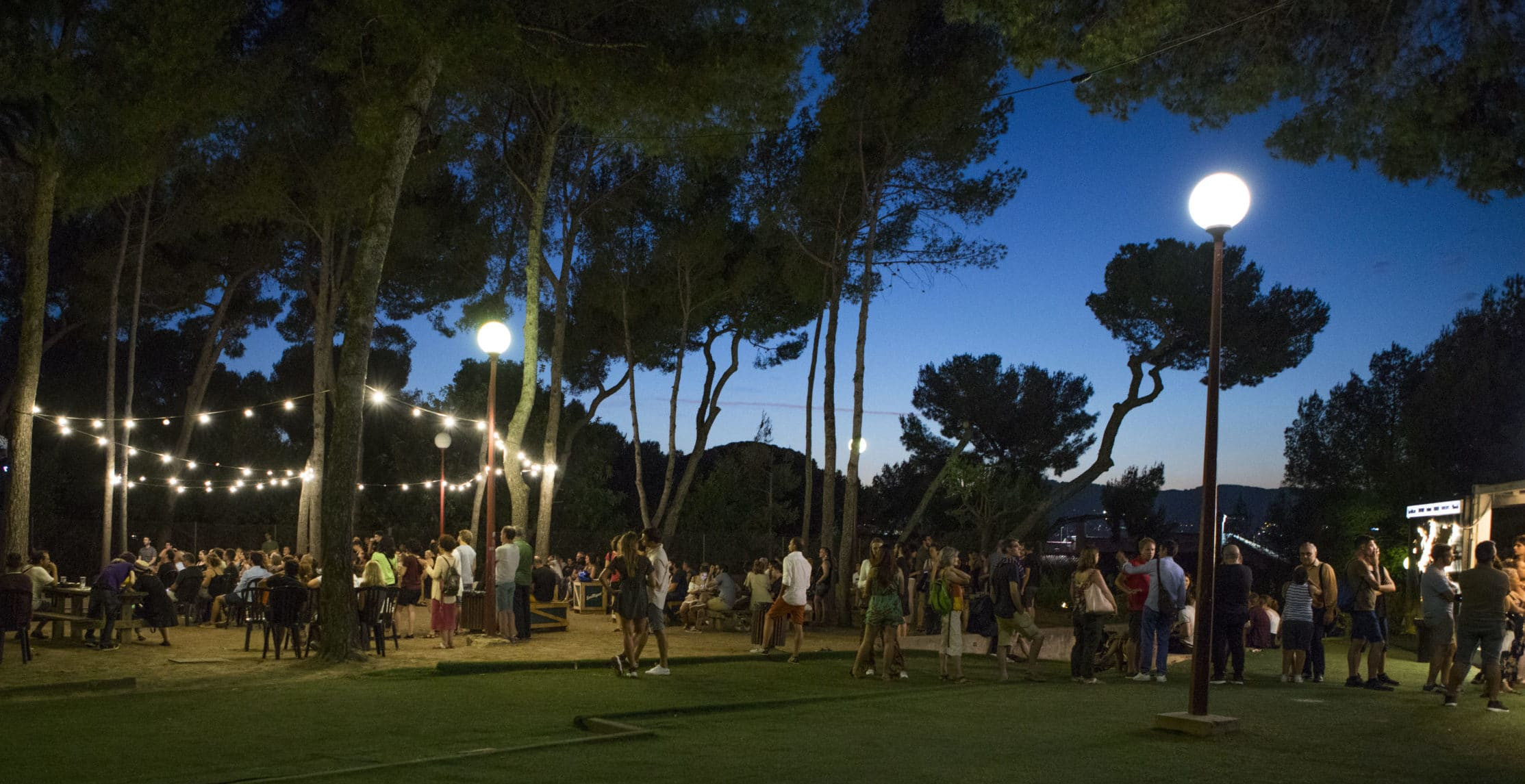 Asistentes de un concierto de 'Nits en viu' en el Poble Espanyol de Barcelona / POBLE ESPANYOL