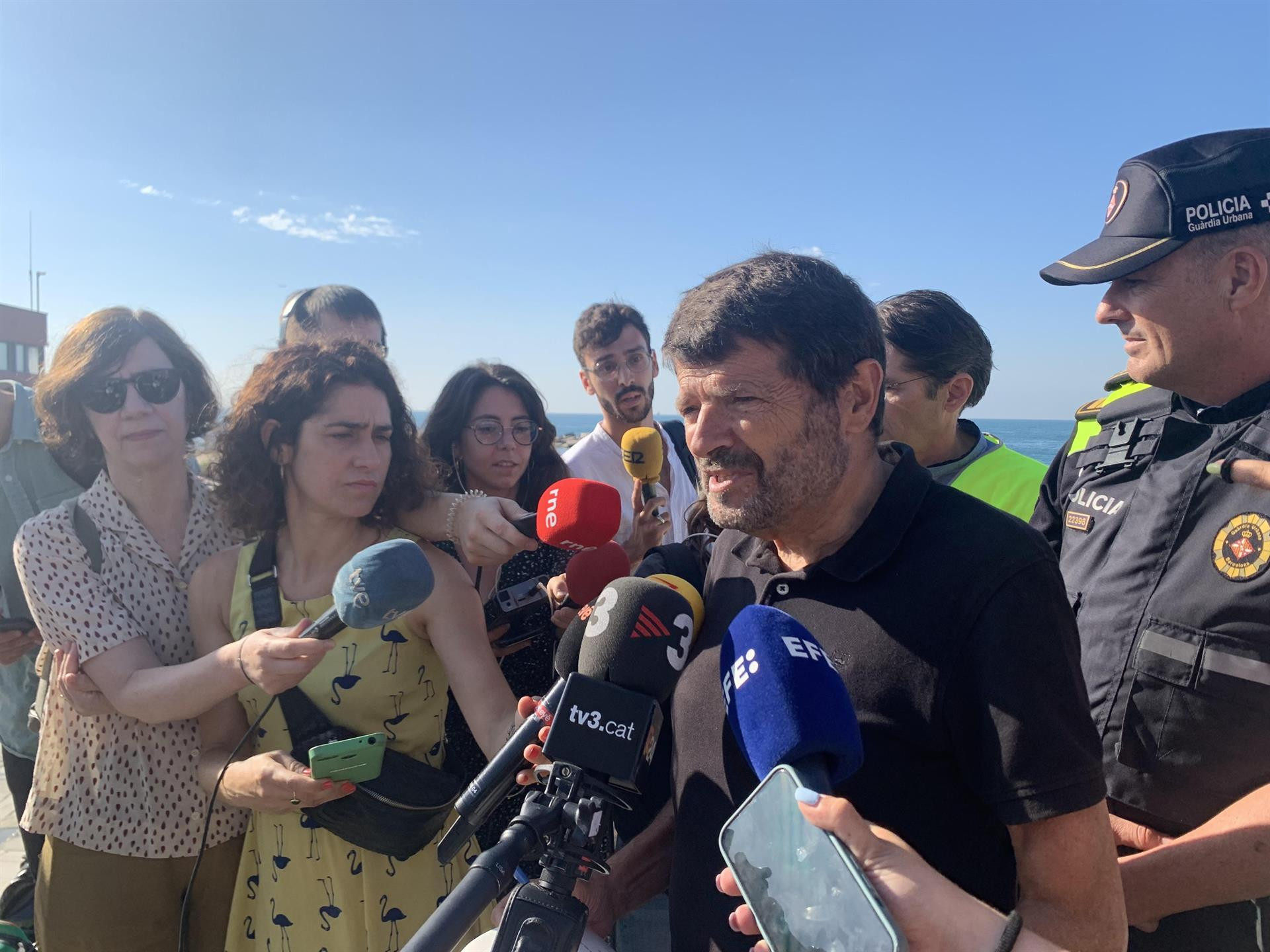 Albert Batlle atendiendo a los medios en un día de calor / EFE