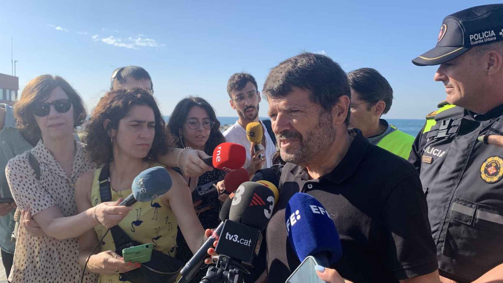 Albert Batlle atendiendo a los medios después de la verbena de Sant Joan/ EFE