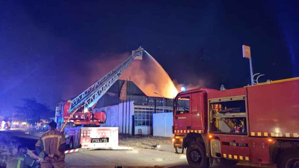 Los Bomberos actuando en un incendio durante la verbena de Sant Joan / BOMBERS GENERALITAT