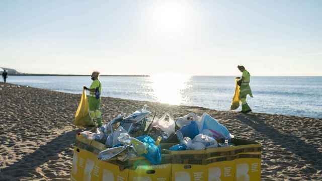 Operarios limpiando las playas de Barcelona en una imagen de archivo