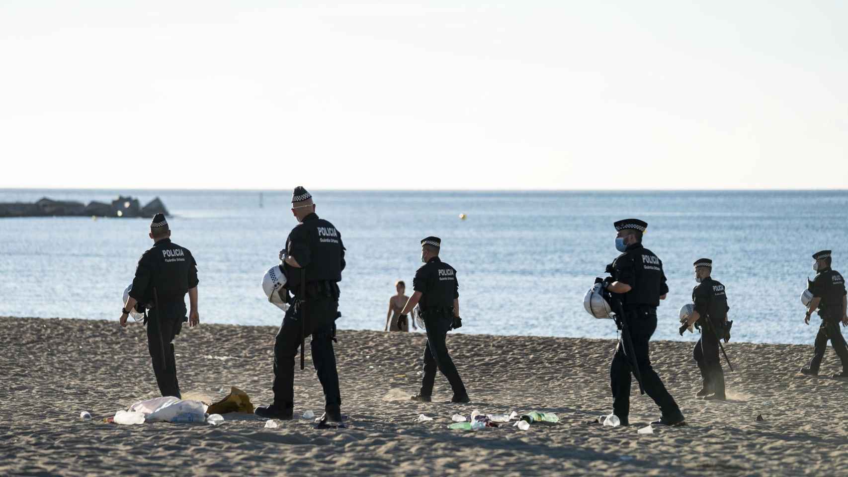 Agentes de la Guardia Urbana en las playas de Barcelona la madrugada del día de Sant Joan / TWITTER GUARDIA URBANA