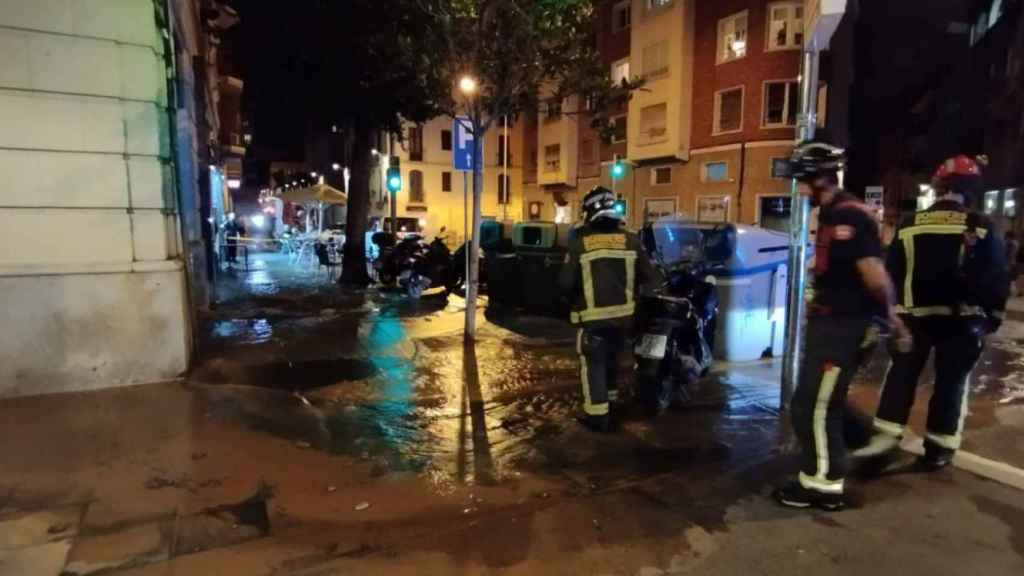 Imágenes de la inundación en la Travessera de Gràcia este domingo / METRÓPOLI