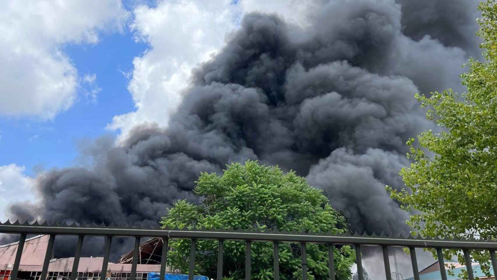 Humo en el fuego de la nave de Abrera / BOMBERS DE LA GENERALITAT