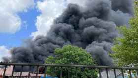 Humo en el fuego de la nave de Abrera / BOMBERS DE LA GENERALITAT