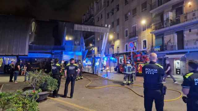 Bomberos y Guardia Urbana, junto al mercado de la Barceloneta, este domingo / METRÓPOLI