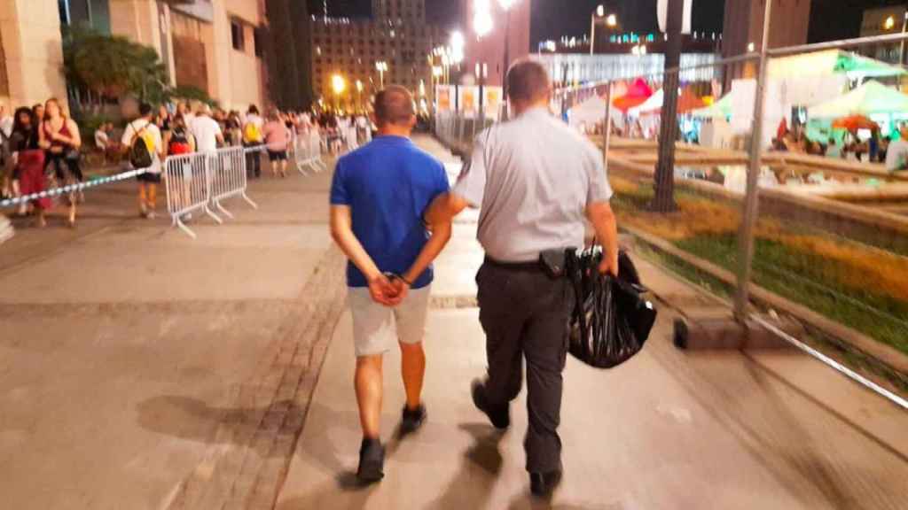 Un detenido por parte de seguridad privada en el Pride, en Barcelona / CRÓNICA GLOBAL