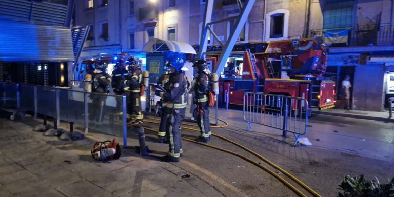 Bomberos junto al mercado de la Barceloneta, la madrugada de este domingo / METRÓPOLI