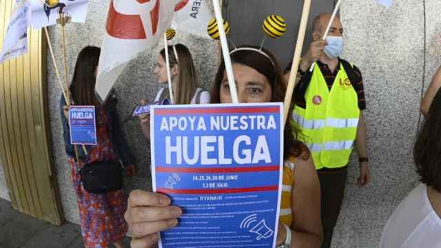 Una empleada de Ryanair con un cartel apoyando la huelga / EFE