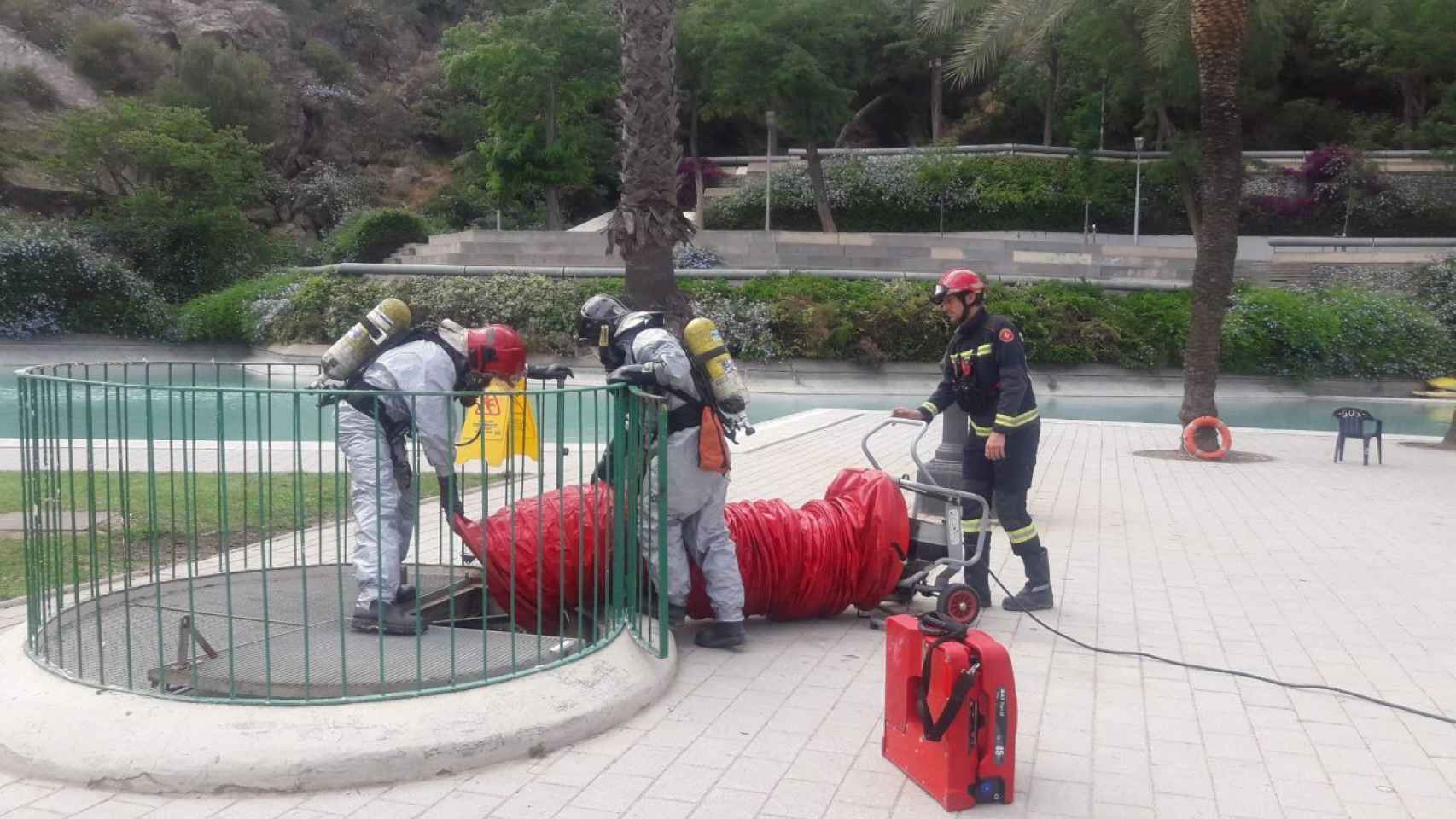 Bomberos en la piscina de la Creueta del Coll / BOMBEROS BARCELONA