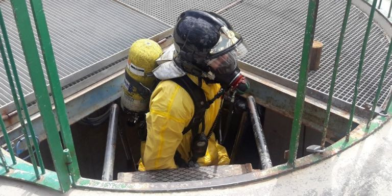 Un bombero trabajando en una incidencia de la piscina de la Creueta del Coll / BOMBEROS BARCELONA