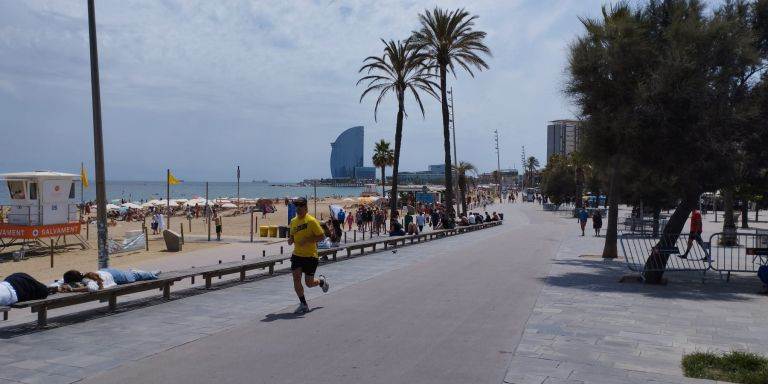 Sin rastro de los triciclos turísticos este lunes en el paseo de la Barceloneta / GUILLEM ANDRÉS