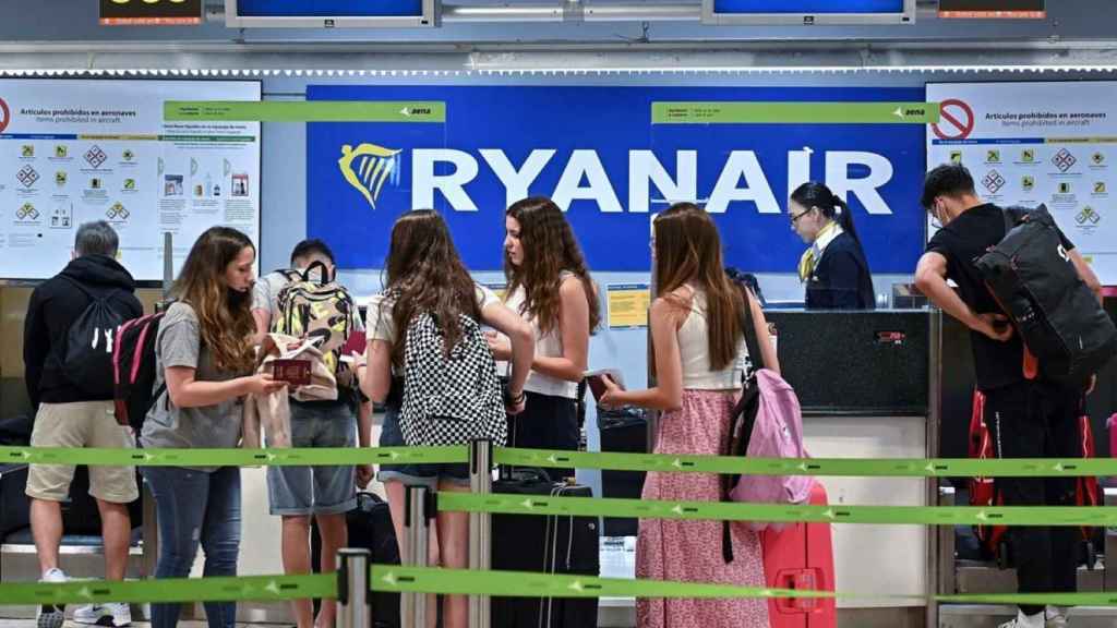 Pasajeros de Ryanair en un aeropuerto / EFE