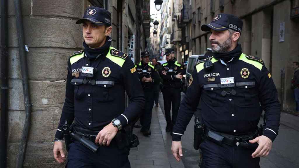 Agentes de la Guardia Urbana con cámaras unipersonales / AJUNTAMENT BCN