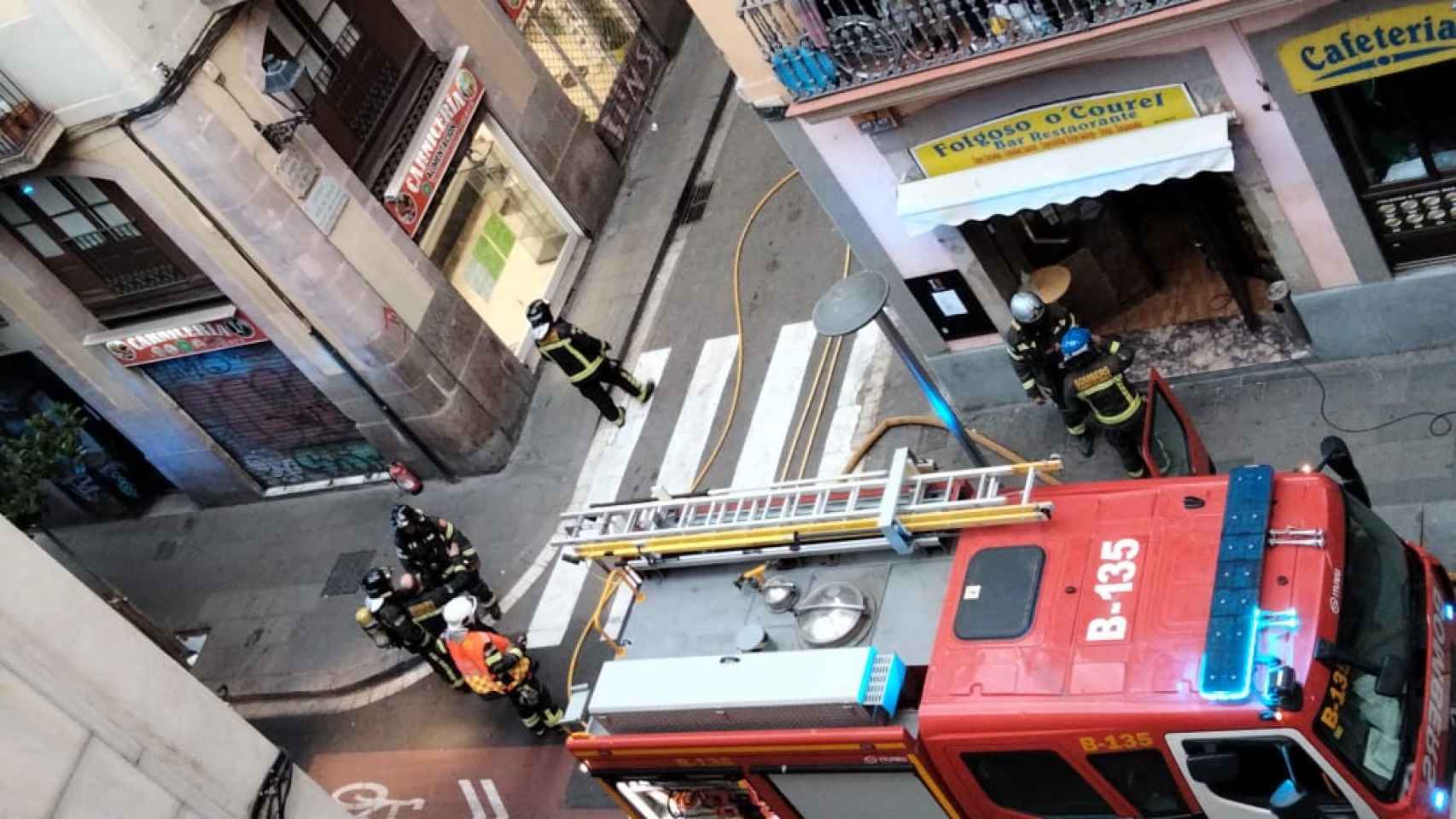 Los Bomberos en la calle Riera Alta para extinguir el fuego de esta tarde / CEDIDA