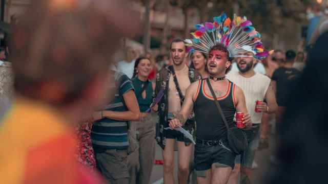 Personas desfilando por el Pride en Barcelona / MARCELO RÍOS - @wolf_rios