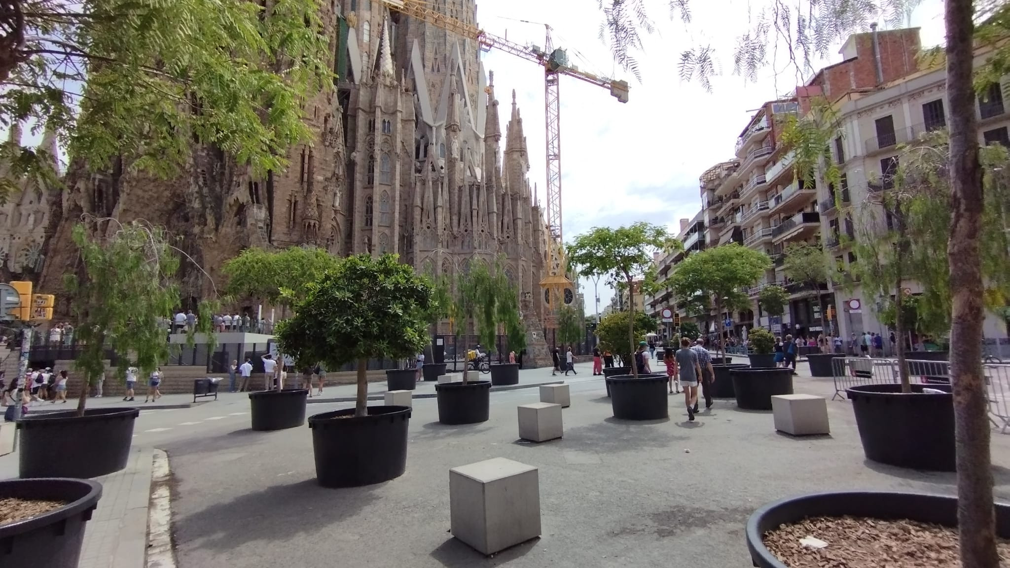 La calle Marina, frente a la Sagrada Familia, punto habitual de reunión de bicitaxis, estaba vacío este lunes / GUILLEM ANDRÉS