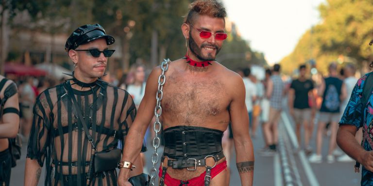 Participantes del desfile del Pride en Barcelona durante el trayecto / MARCELO RÍOS - @wolf_rios