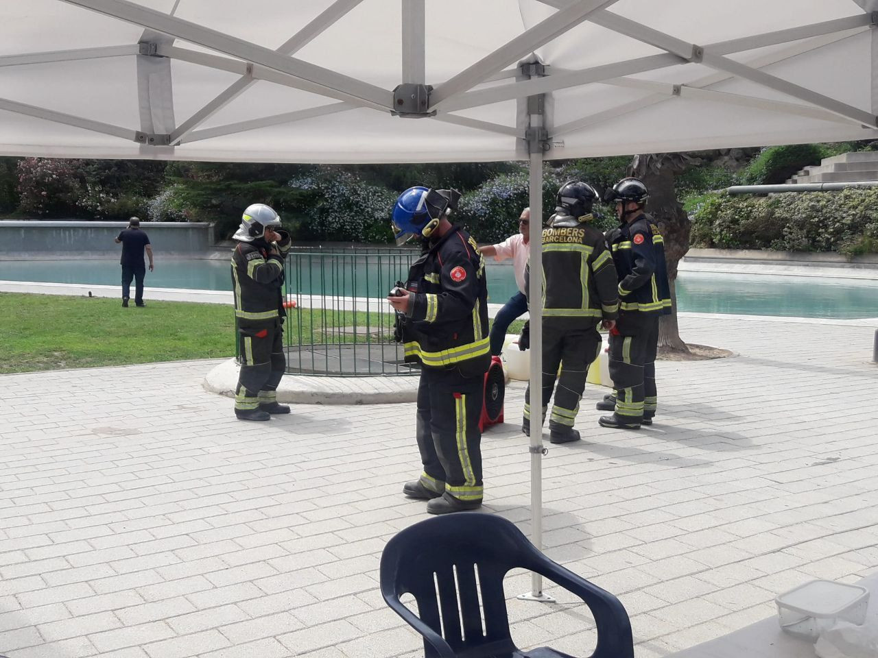 Bomberos este lunes en la piscina de la Creueta del Coll / BOMBERS DE BCN