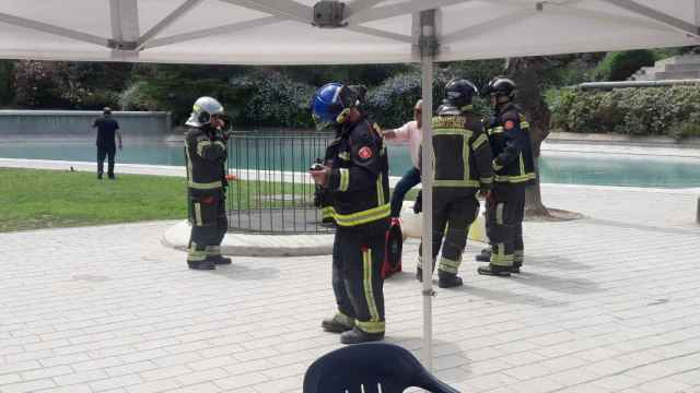 Bomberos este lunes en la piscina de la Creueta del Coll de Barcelona / BOMBERS DE BCN