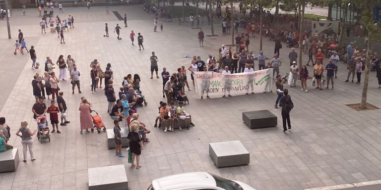 Concentración de personas delante del Ayuntamiento de Sant Adrià este lunes / CEDIDA