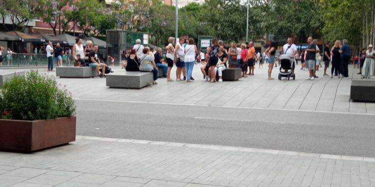 Concentración de personas delante del Ayuntamiento de Sant Adrià este lunes / CEDIDA