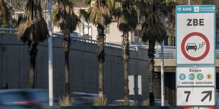 Señalización de la Zona de Bajas Emisiones en la Ronda de Dalt / AJ BCN