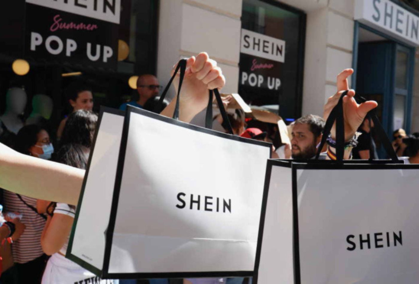 Clientes con bolsas en la 'pop-up store' de Shein de Madrid, que ahora llega a Barcelona / SHEIN