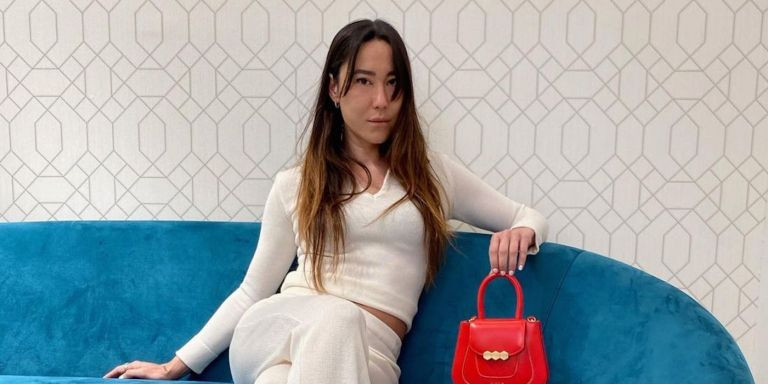 Meilan Kao posando en un sofá de la Roca Village / INSTAGRAM