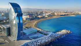 Hotel W de Barcelona con la playa de fondo