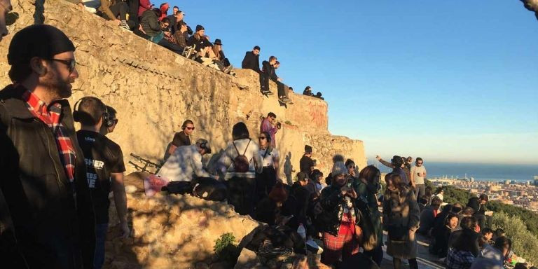 Grupos de jóvenes en los búnkeres del Carmel / METRÓPOLI - PAULA BALDRICH