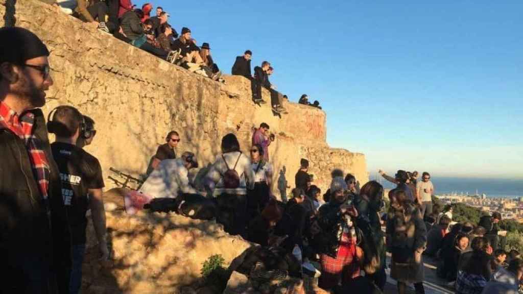 Grupos de jóvenes en los búnkeres del Carmel / METRÓPOLI - PAULA BALDRICH