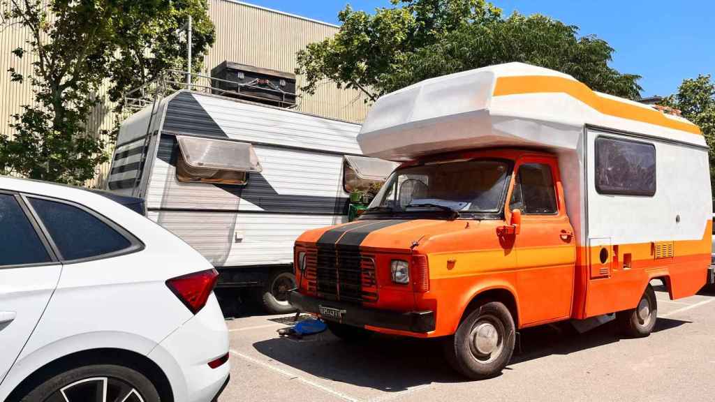 Una de las caravanas en el parking del Bon Pastor / ÁNGELA VÁZQUEZ