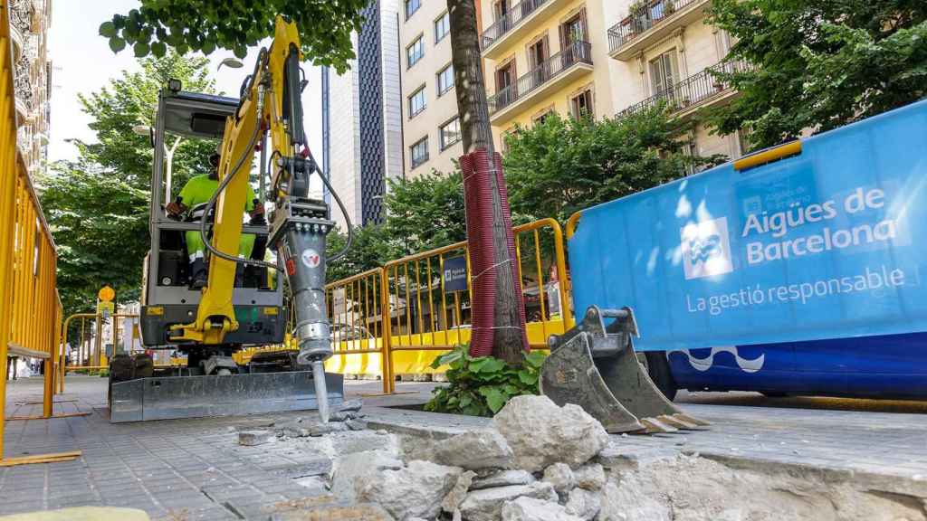 Aigües de Barcelona ha puesto en marcha una prueba piloto para la utilización de maquinaria eléctrica Cero Emisiones en las obras de mejora y renovación de la red de distribución