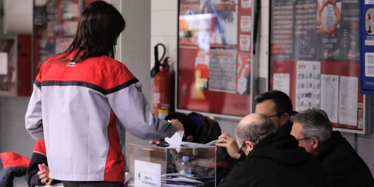 Votación de empleados de Seat en unas elecciones sindicales