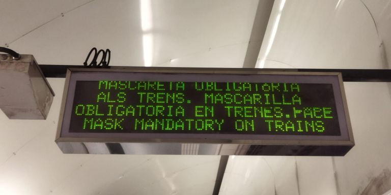 Un anuncio en el metro de Barcelona sobre el uso obligatorio de la mascarilla / METRÓPOLI