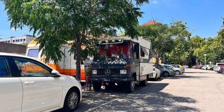 Una de las caravanas del parking del Bon Pastor / ÁNGELA VÁZQUEZ