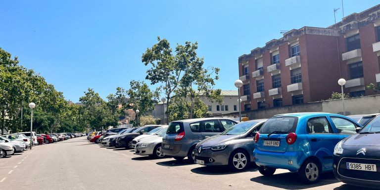 Parking exterior del Bon Pastor / ÁNGELA VÁZQUEZ