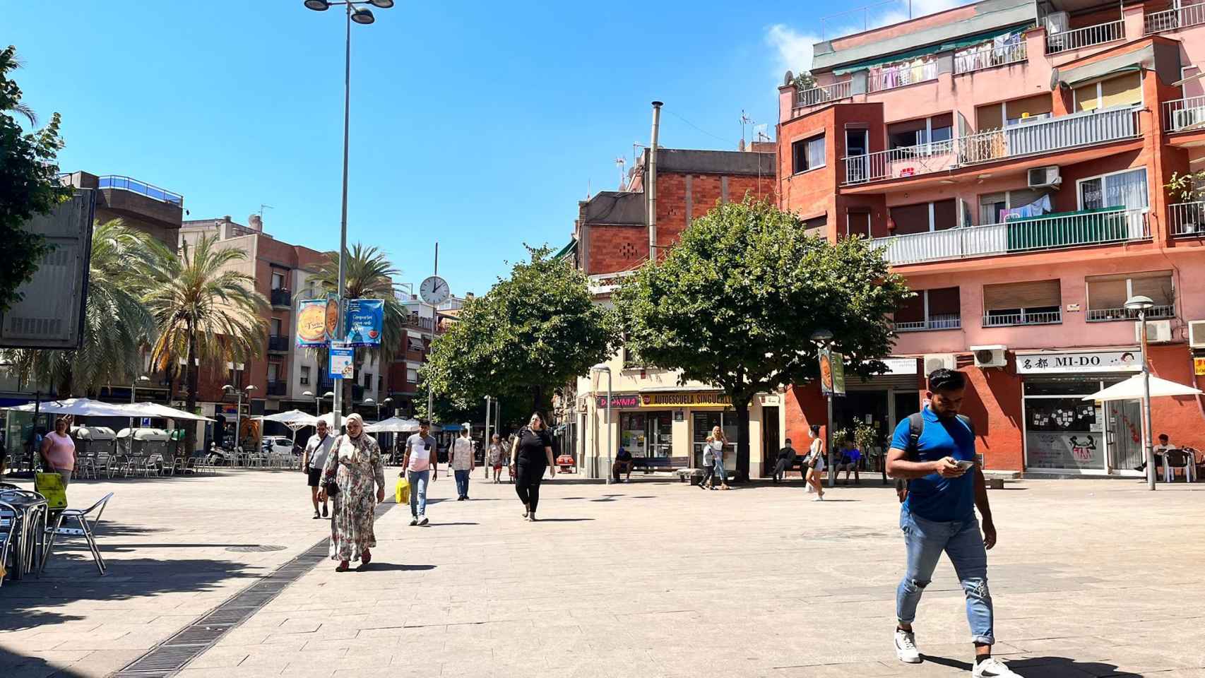 La plaza del Reloj de Fondo, en Santa Coloma / ÁNGELA VÁZQUEZ